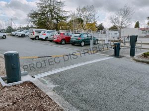 Hydraulic chain barrier with traffic lights on Visual and protruding rails, to secure the area around a school